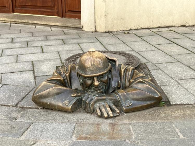 Cumil, Bratislava: deze schelm poetst nooit de plaat